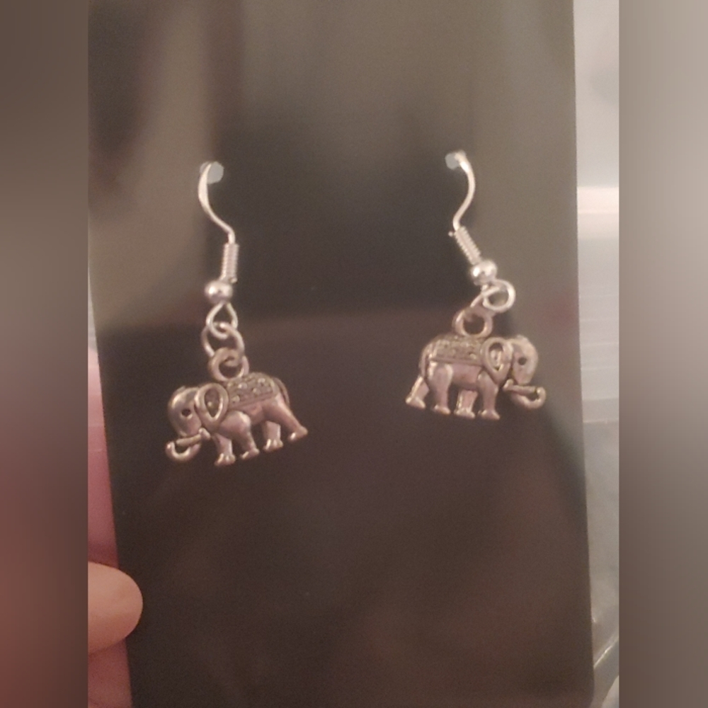 ❤❤Sterling silver  925 simple elephant earrings❤❤